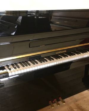 PIANO HARTMANN, NOIR LAQUE – FACTURE ASIATIQUE